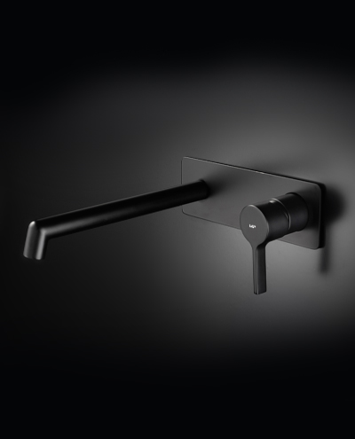 ברז קיר בונטון מרובע שחור מט